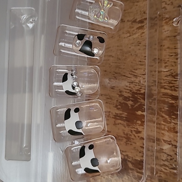 2/$16 3D Bows, Rhinestone, & Cow Press On Nails - Picture 7 of 9